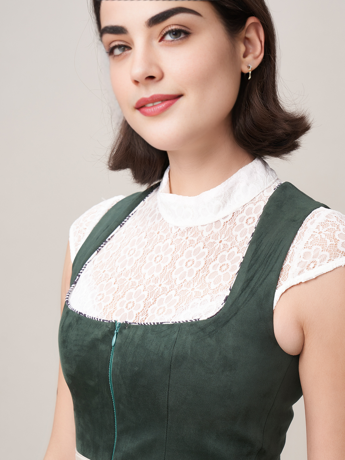 Gelbes Dirndl mit modernem Schnitt