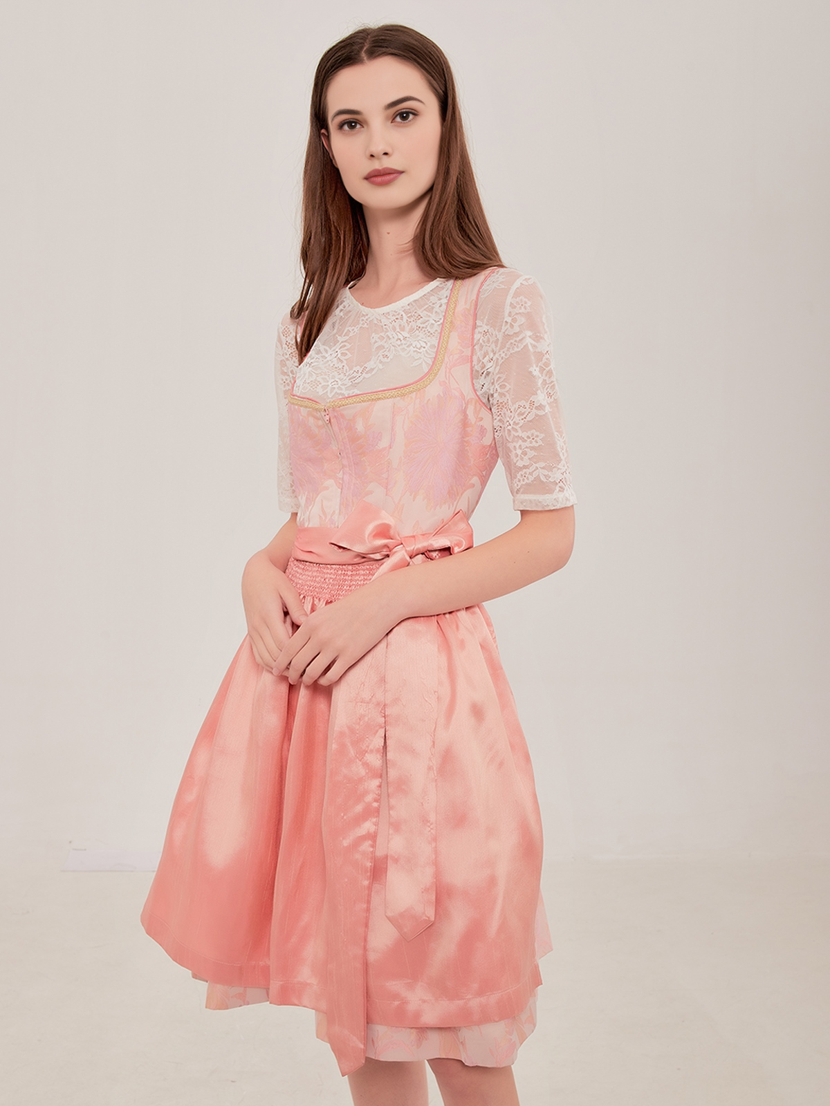 Olivgrünes Dirndl mit floralen Details