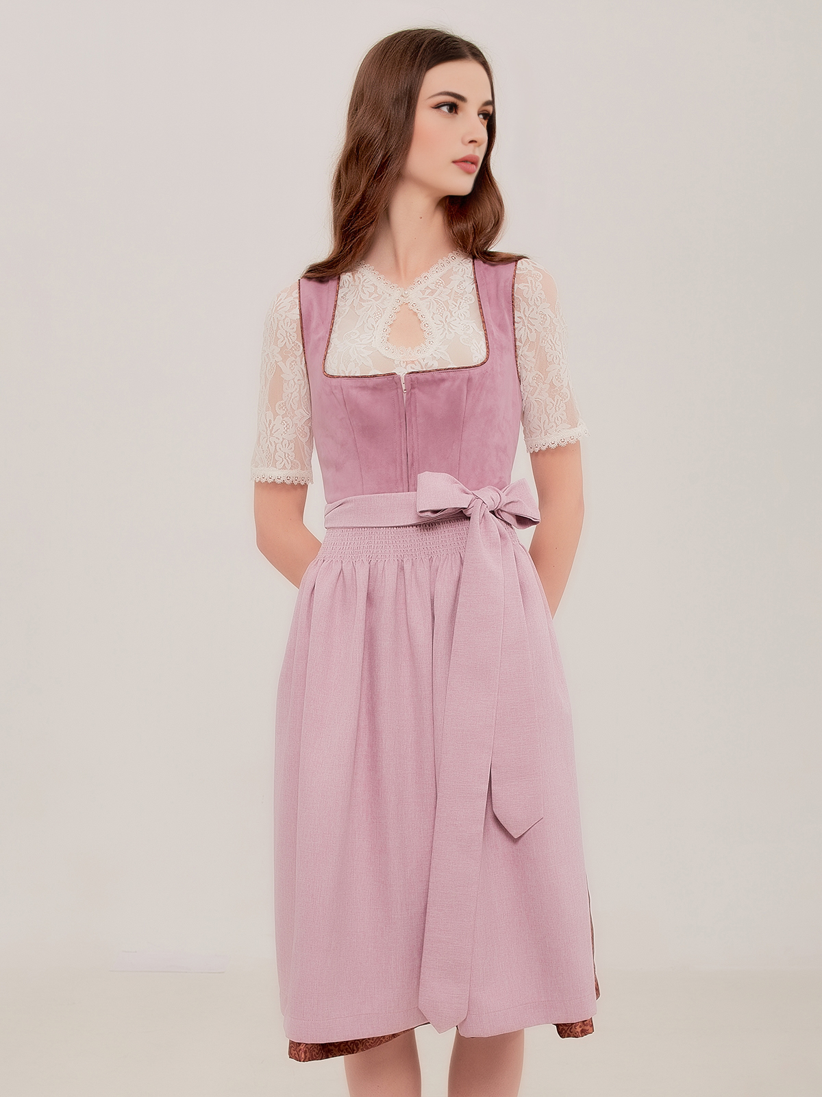 Modernes lila Dirndl mit schmaler Taille und floralen Akzenten