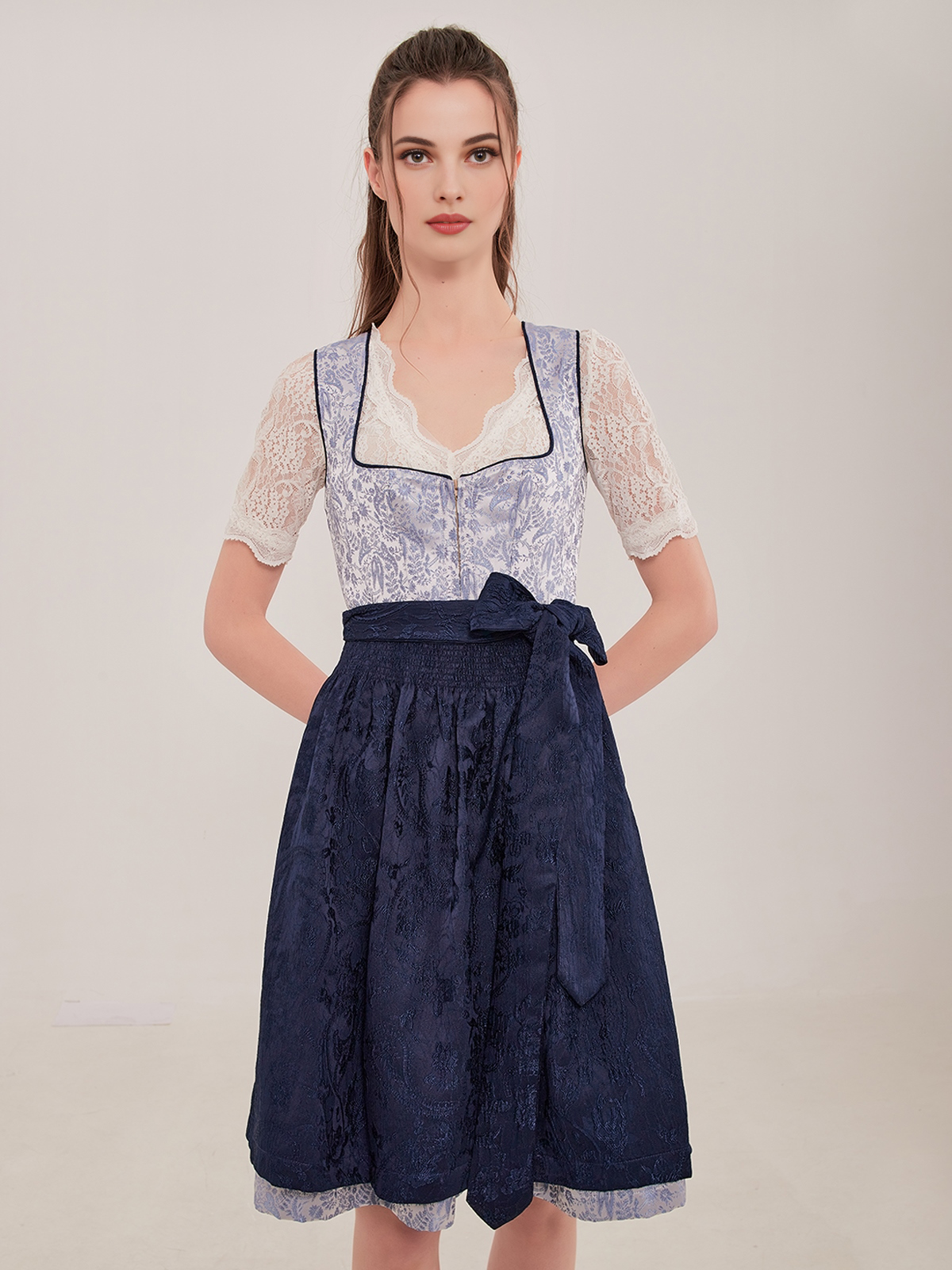 Dirndl mit blauem Quadrat-Ausschnitt