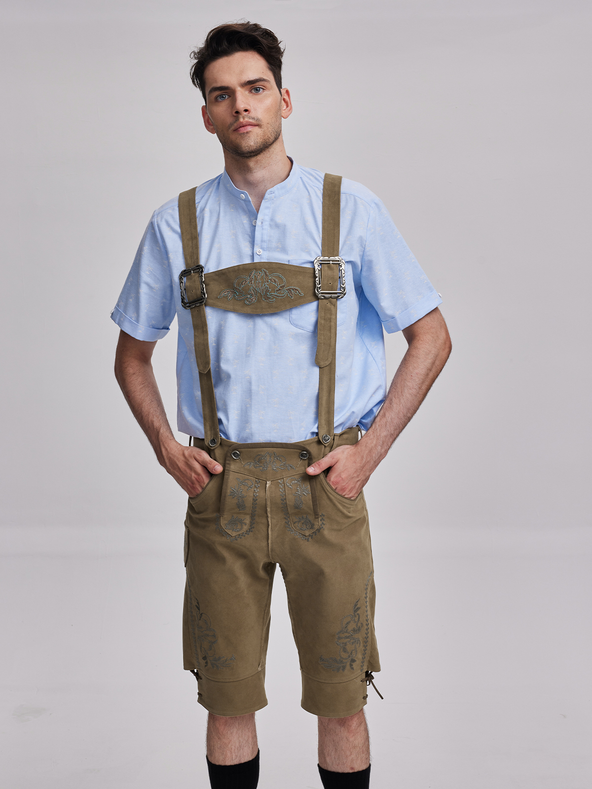 Modernes Dirndl mit beiger Spitzenbluse