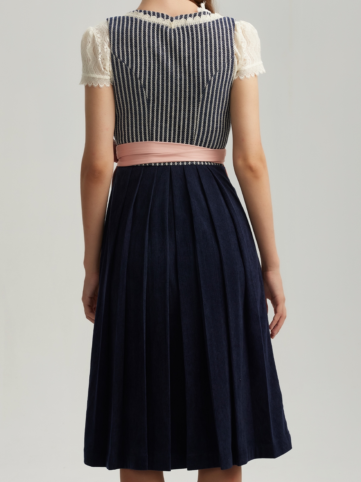 Mini Dirndl in Blau – stilvoll und günstig