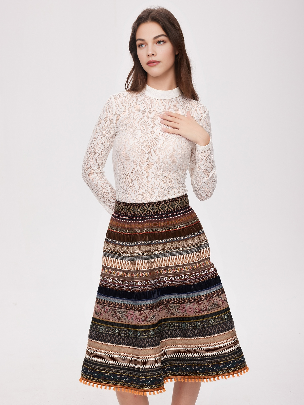 Modernes Dirndl in Braun mit floralen Details