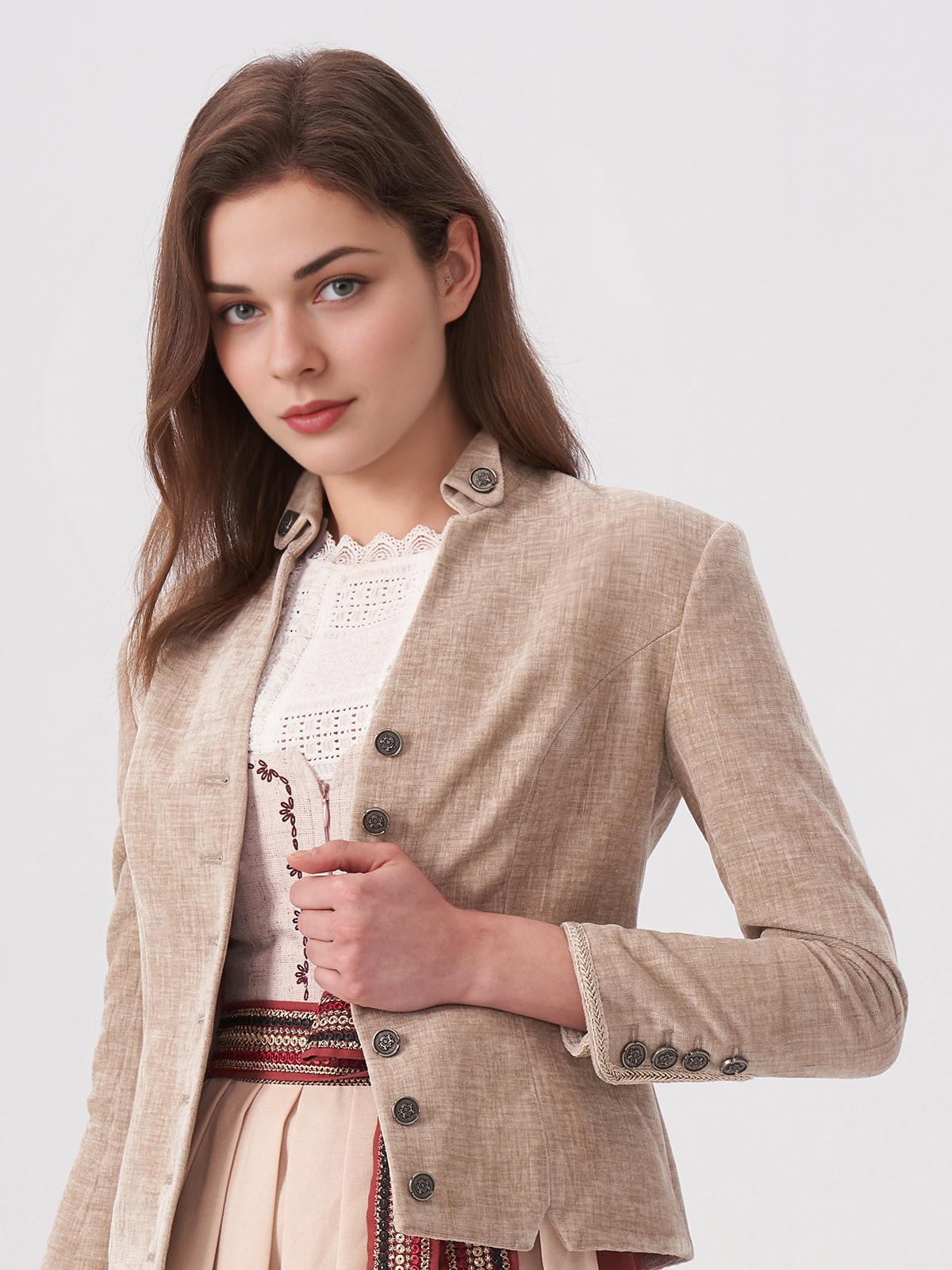Dirndl Neu in Beige – Eleganz und Modernität