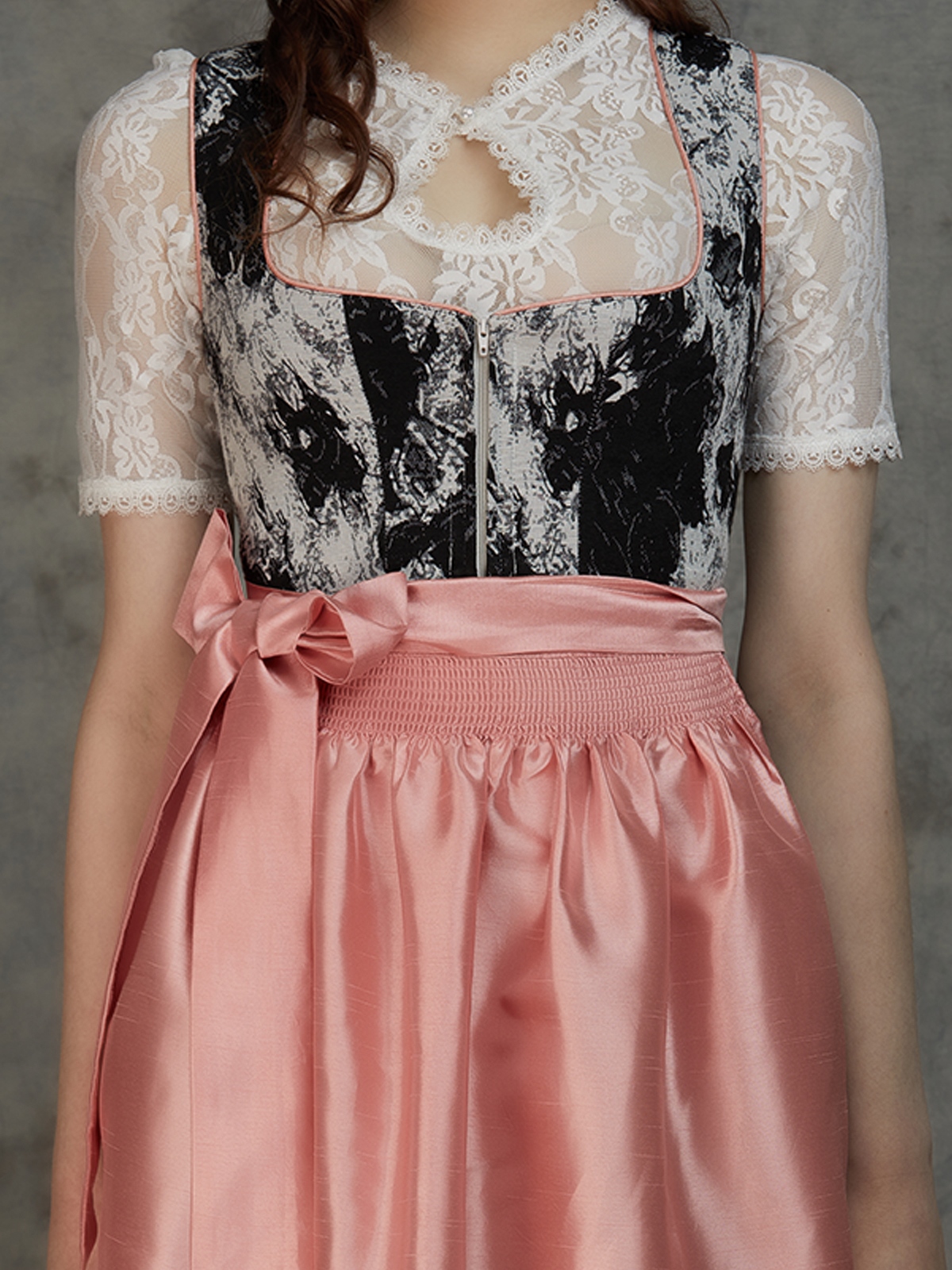 Dirndl Rost in eleganter Ausführung