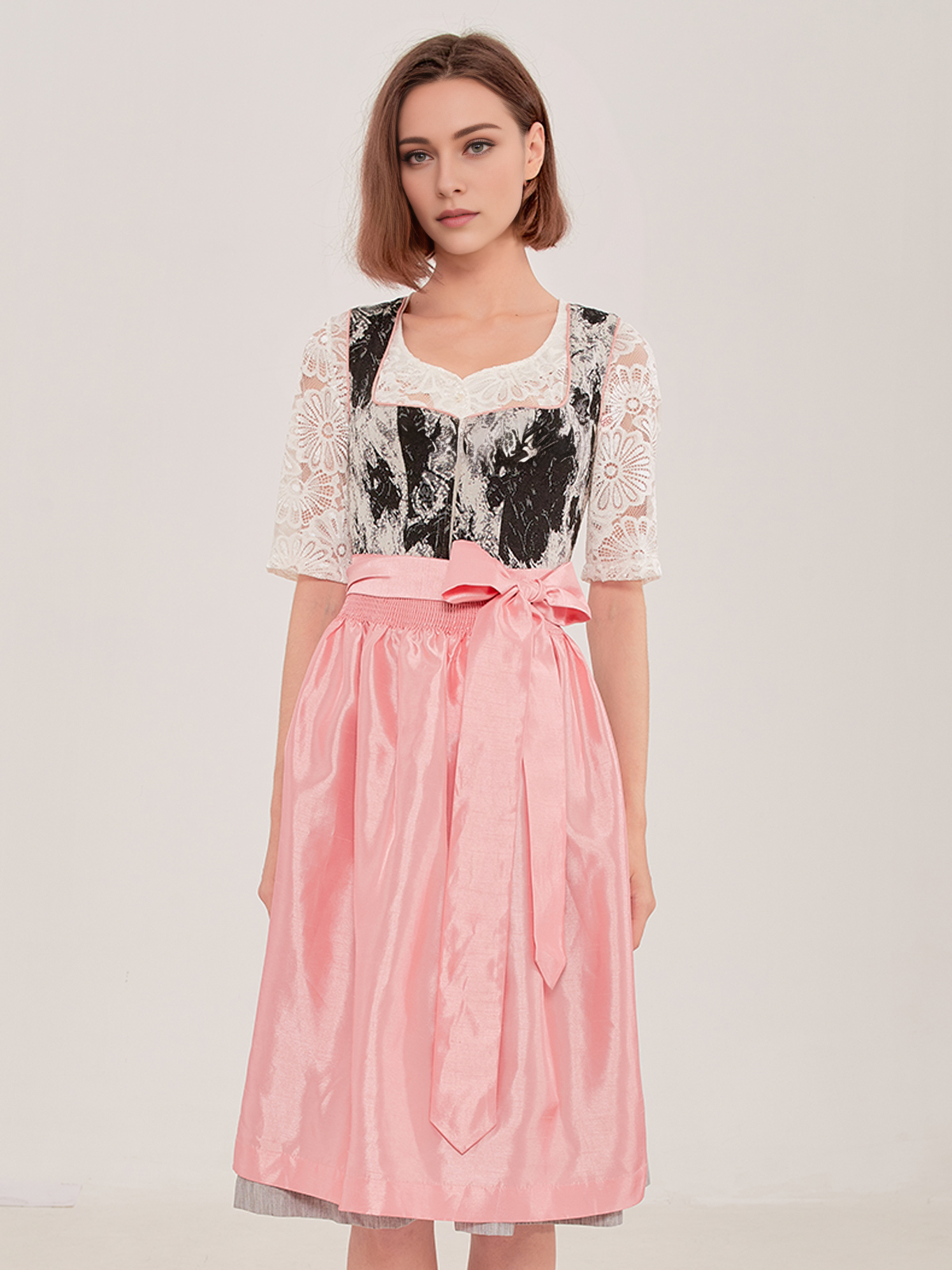 Modernes Dirndl in Schwarz