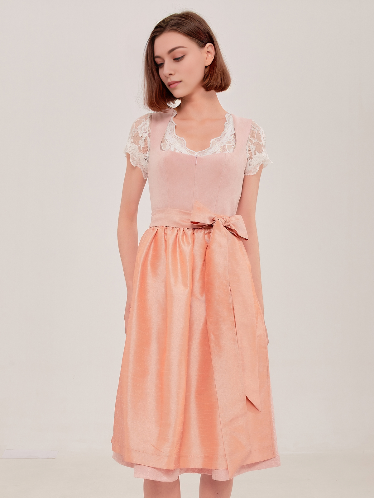 Ein rosa Dirndl mit modernem Schnitt