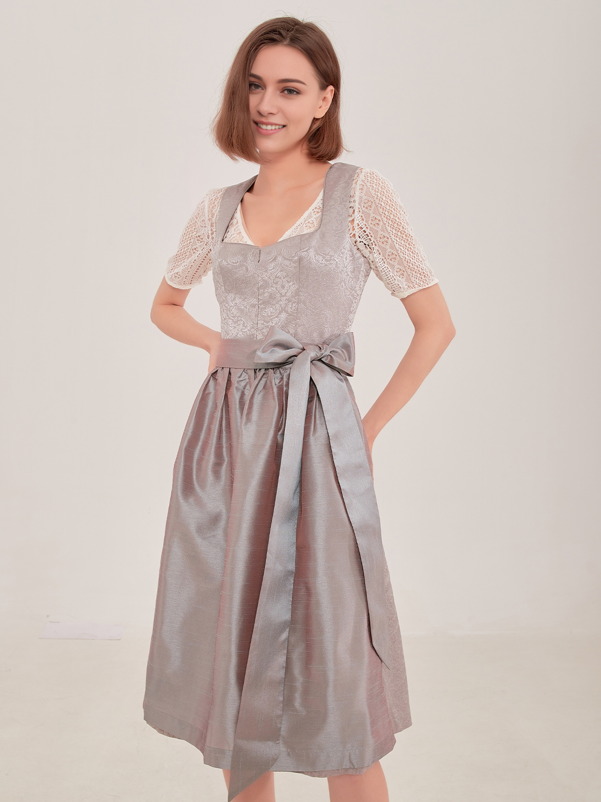 Blau weißes Dirndl mit grünen Akzenten
