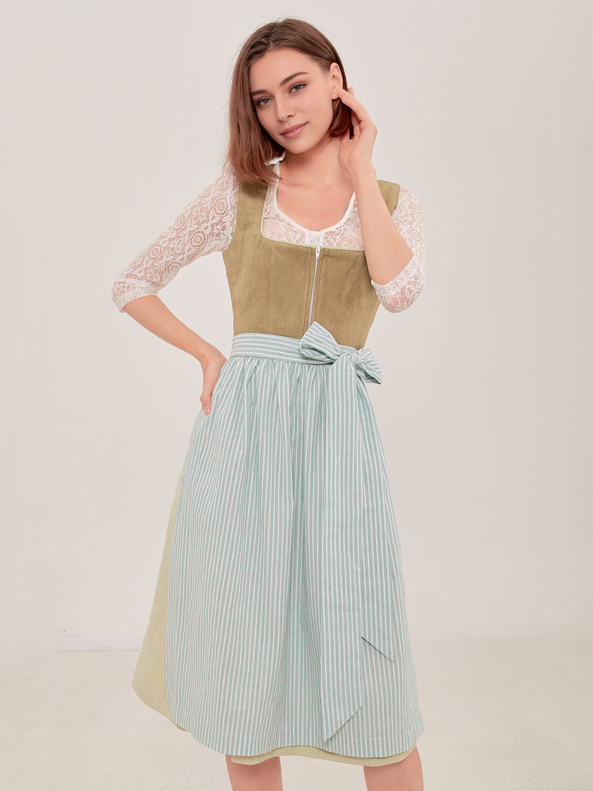 Dirndl in Grün mit weißer Langarmbluse – perfekt für festliche Anlässe