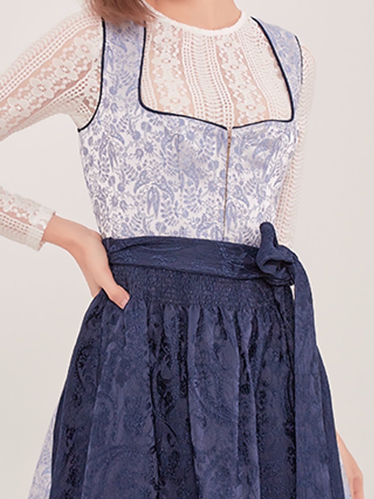 Einfarbiges blaues Dirndl mit modernem Schnitt