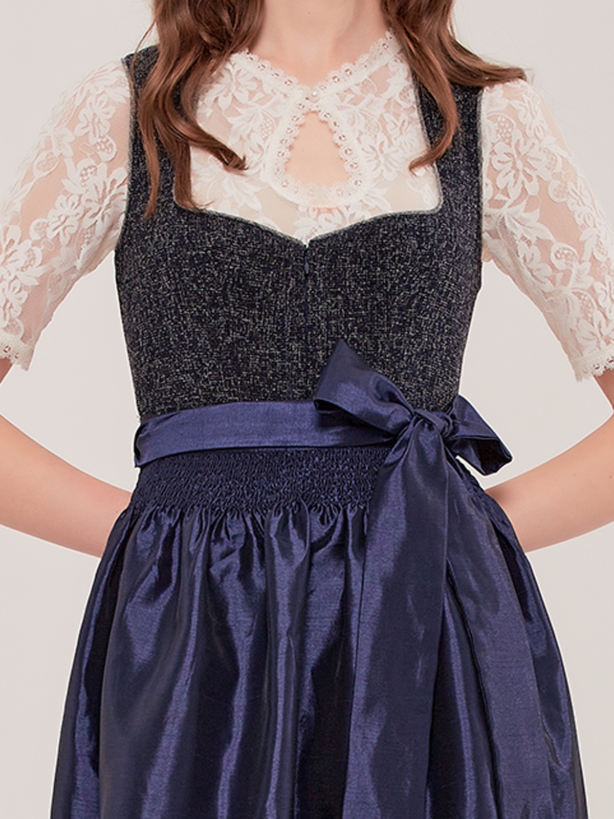 Dirndl in Blau mit traditionellen Details