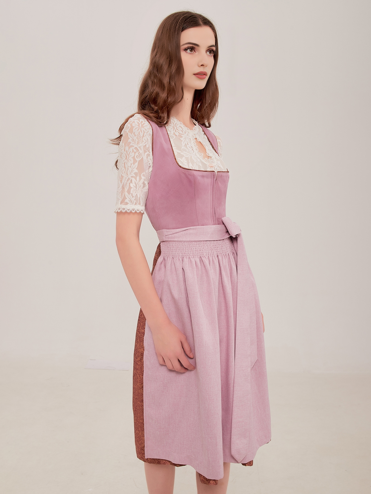 Dirndl mit herzförmigem Ausschnitt