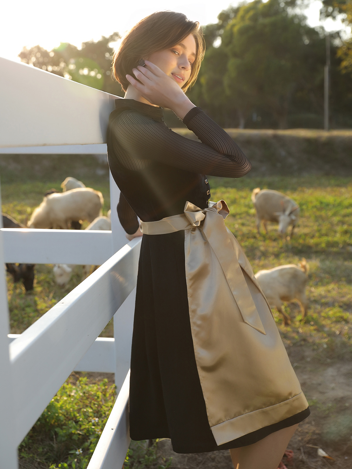 Modernes schwarzes Dirndl mit figurbetonter Silhouette