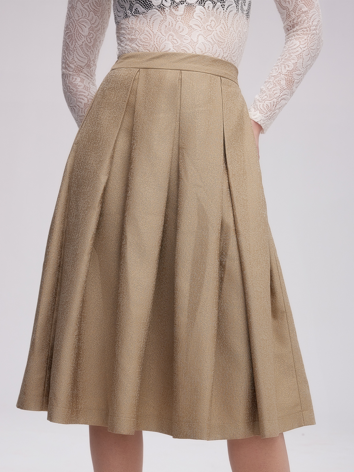 Modernes Dirndl in Khaki