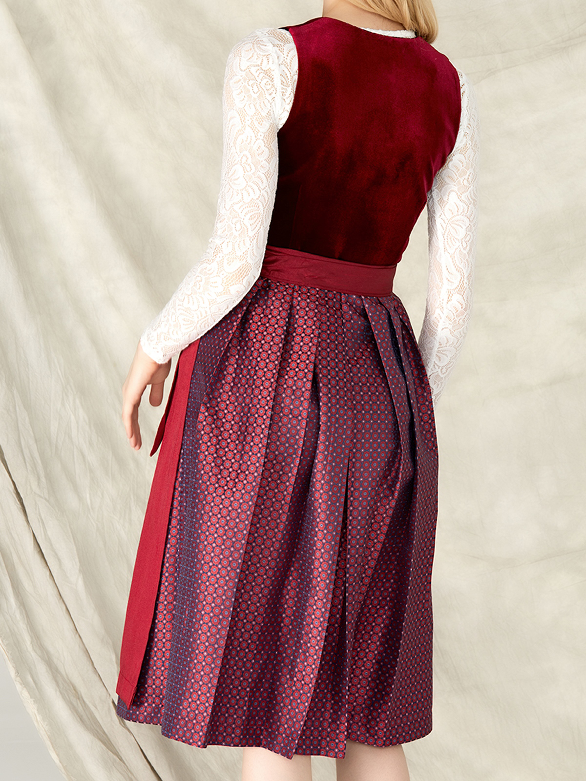 Schwarzes Samt Dirndl mit roten Akzenten