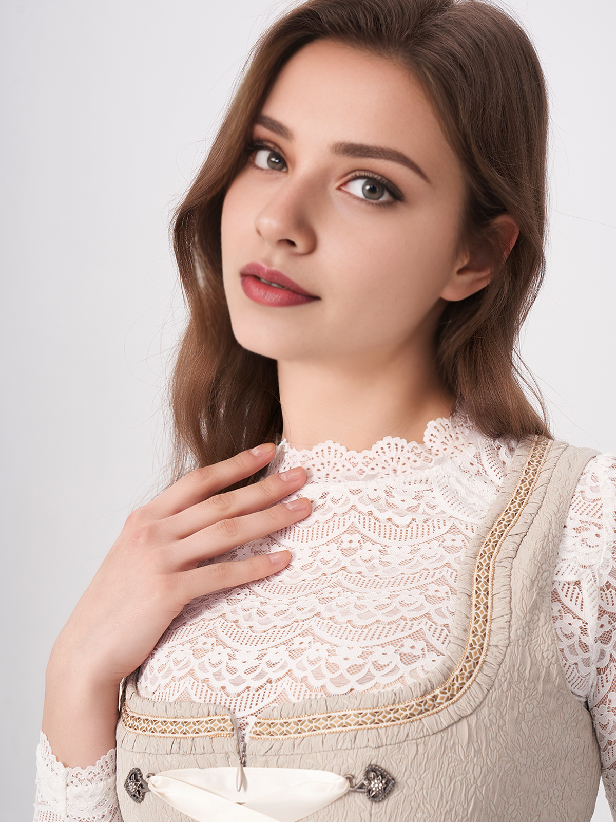 Beige Dirndl mit femininem Schnitt