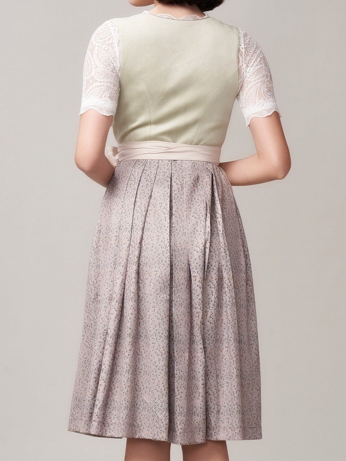Dirndl mit grüner Schürze und schwarzer Bluse