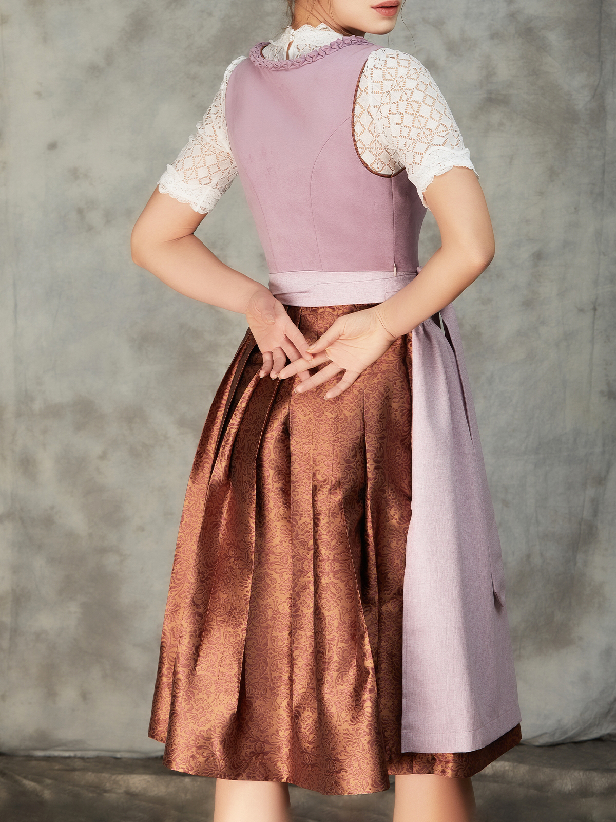 Modernes Dirndl in Lila – stilvoll und feminin