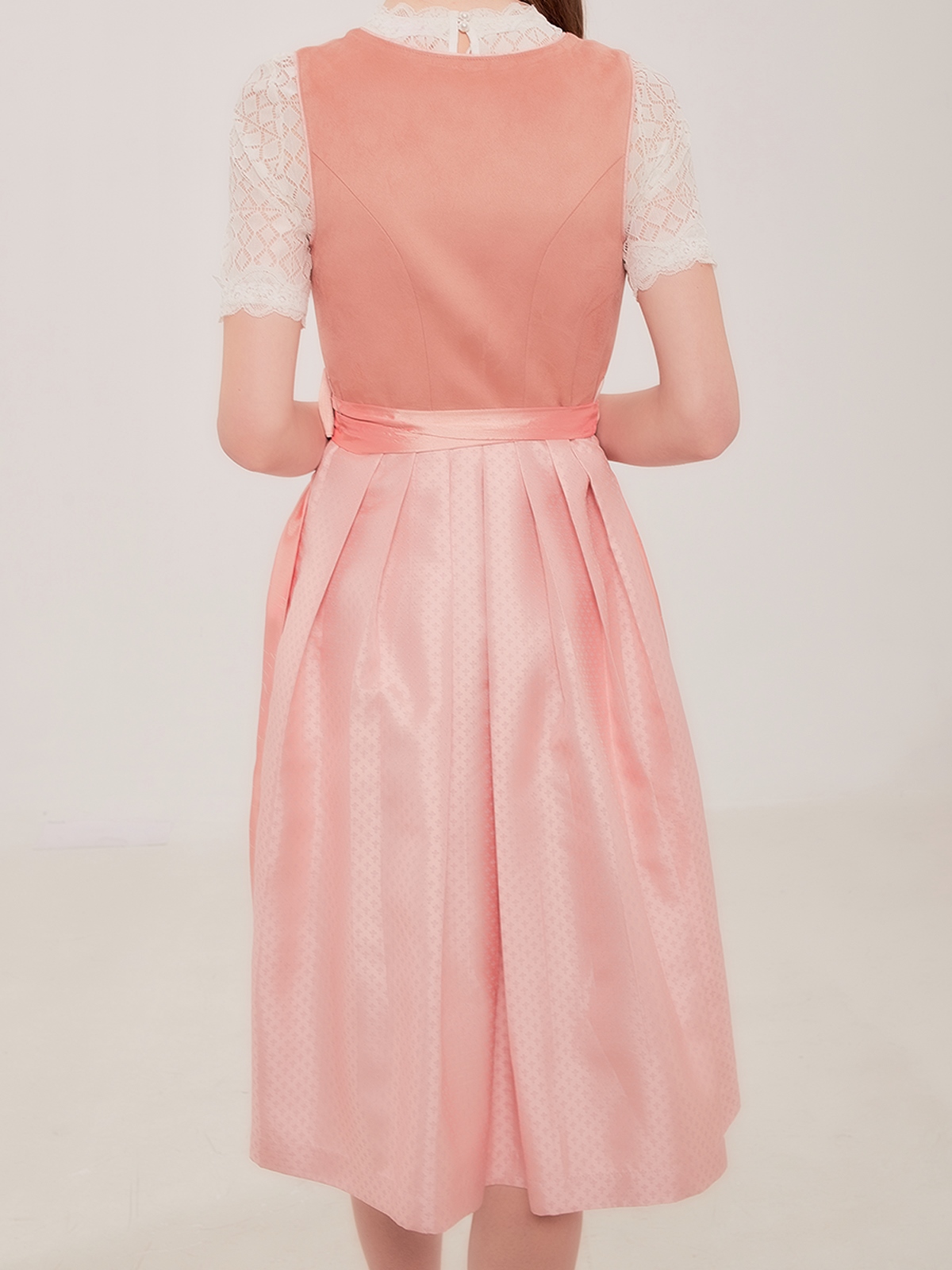 Elegantes schwarzes Samt Dirndl mit rosa Bluse
