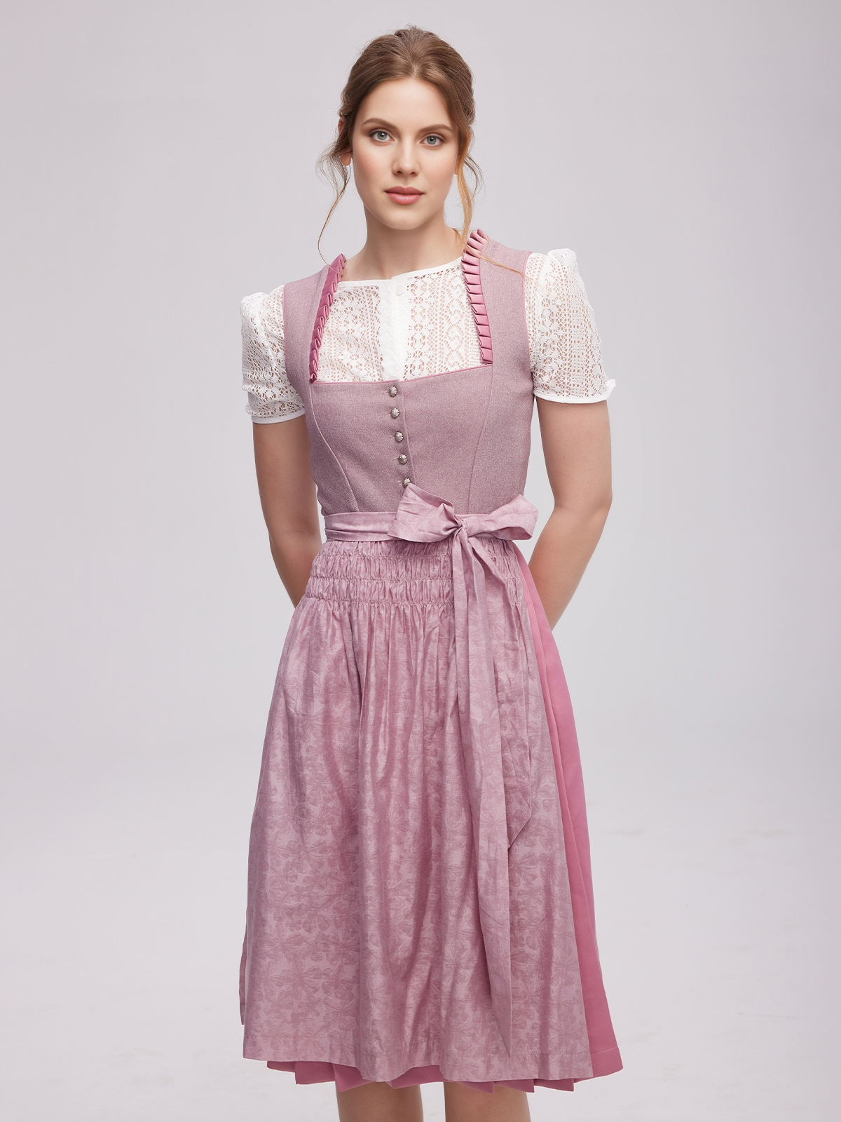 Ein elegantes lila Dirndl mit floralen Details