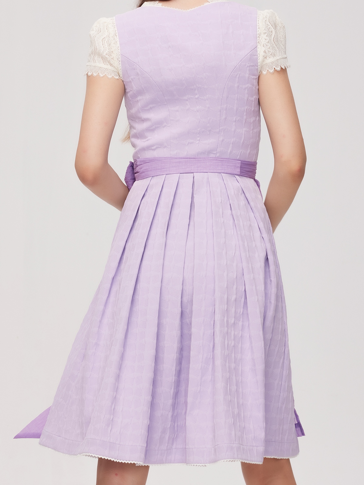 Modernes lila Dirndl mit Spitzenbluse