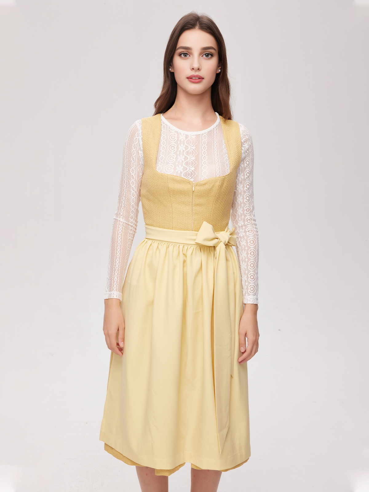 Elegantes Dirndl mit gelbem Dirndlkleid und schwarzer Bluse
