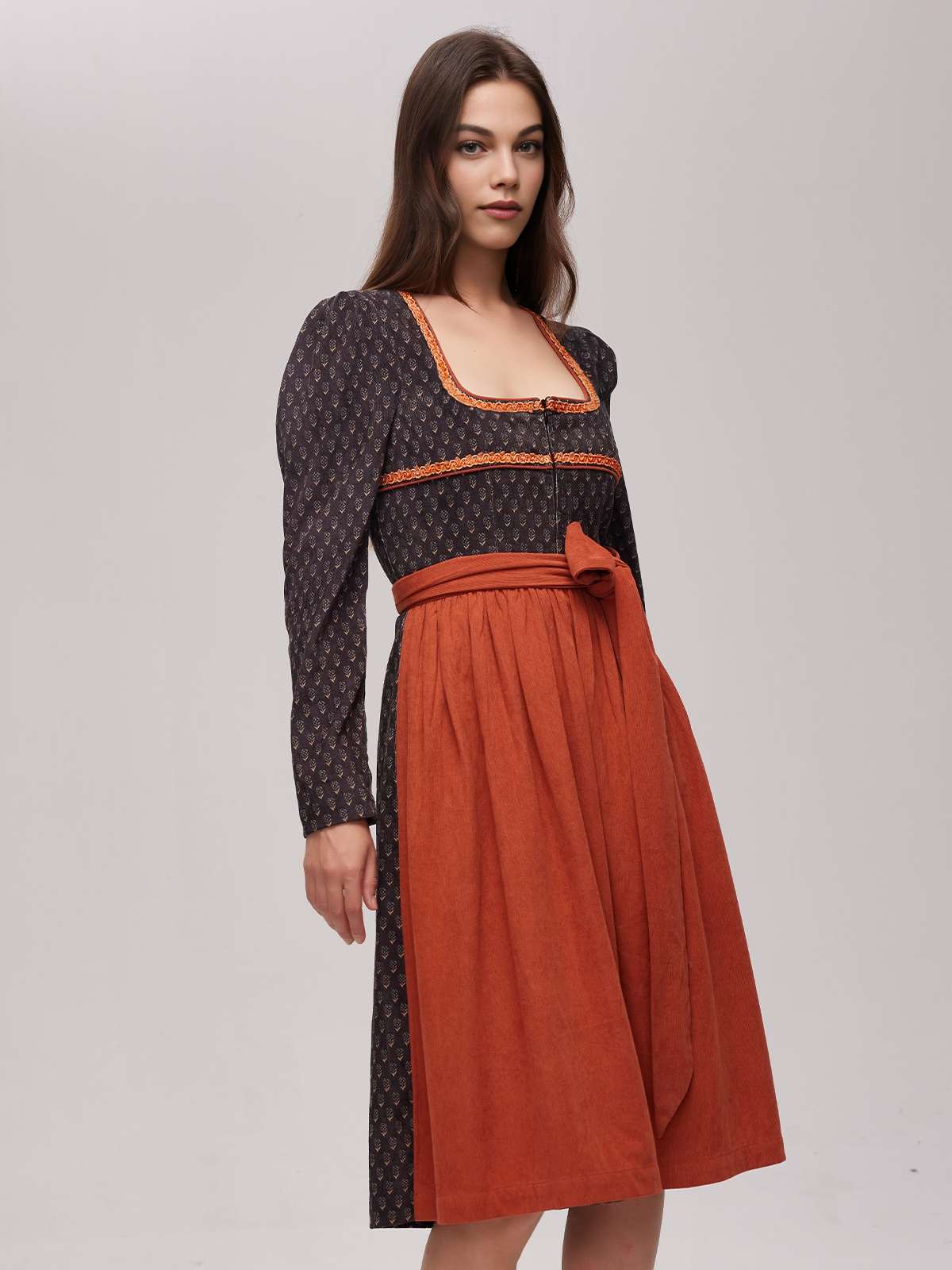 Dirndl in Schwarz mit modernen Accessoires
