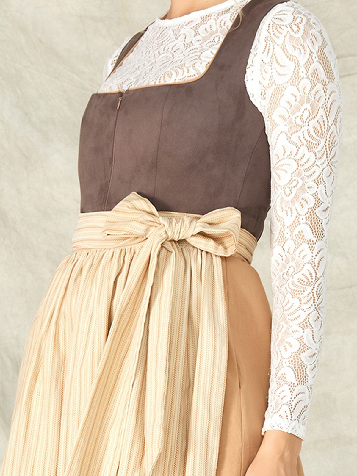 Dirndl mit hochgeschlossener Bluse in Braun