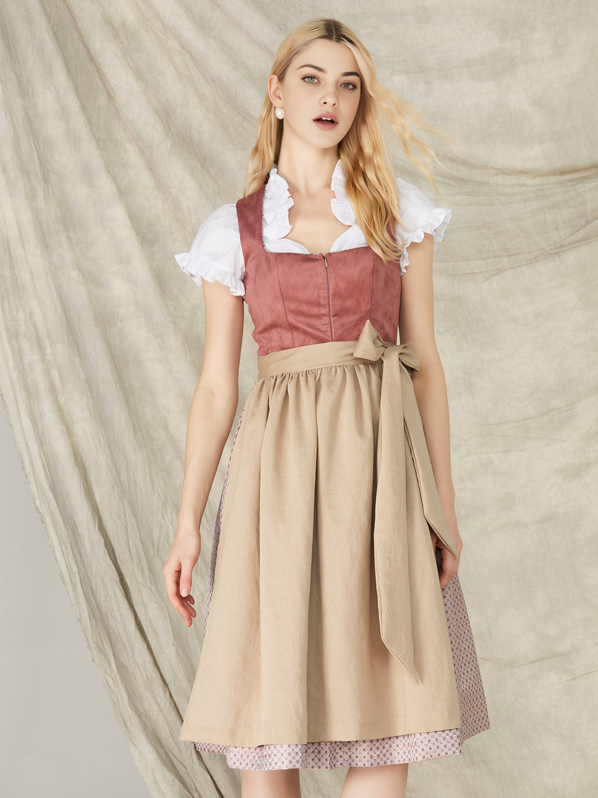 Traumhaftes rosafarbenes Dirndl mit Spitzenbesatz und traditioneller Herzlschnürung