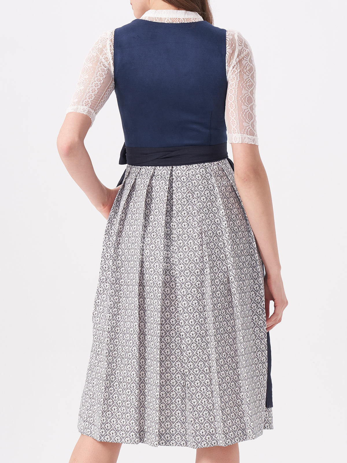Dirndl mit schwarzer Strumpfhose