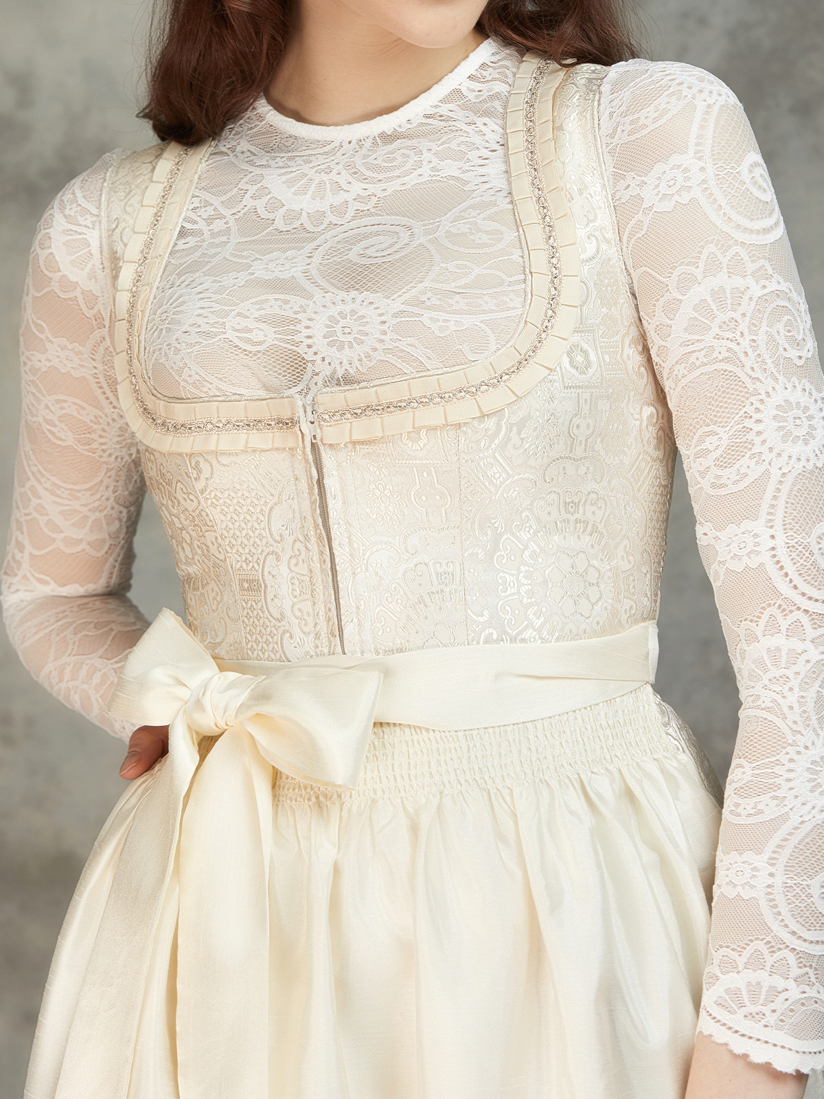 Schwarz Dirndlbluse mit weißem Dirndl