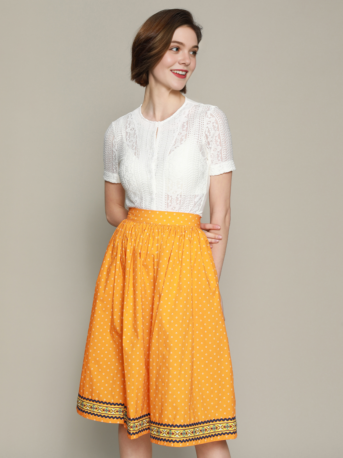 Dirndl mit Ausschnitt in Gelb – elegant und modern