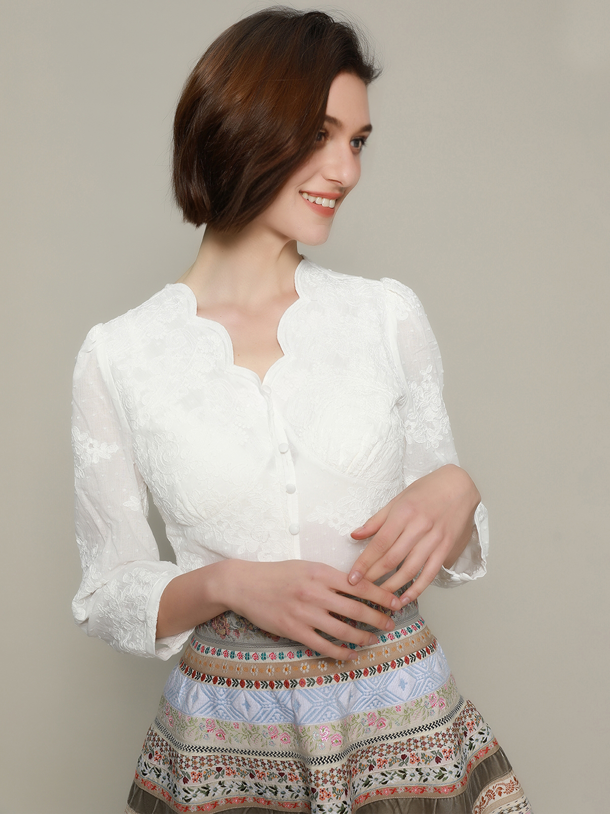 Dirndlbluse mit V-Ausschnitt in Weiß