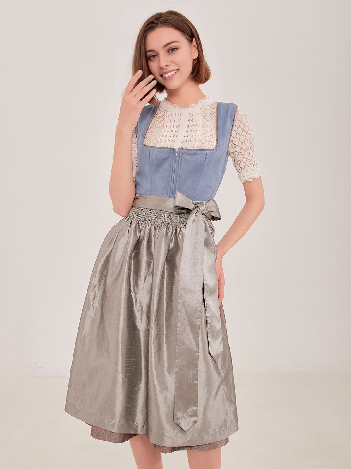 Dirndl in Grün und Rot – ein zeitloser Klassiker
