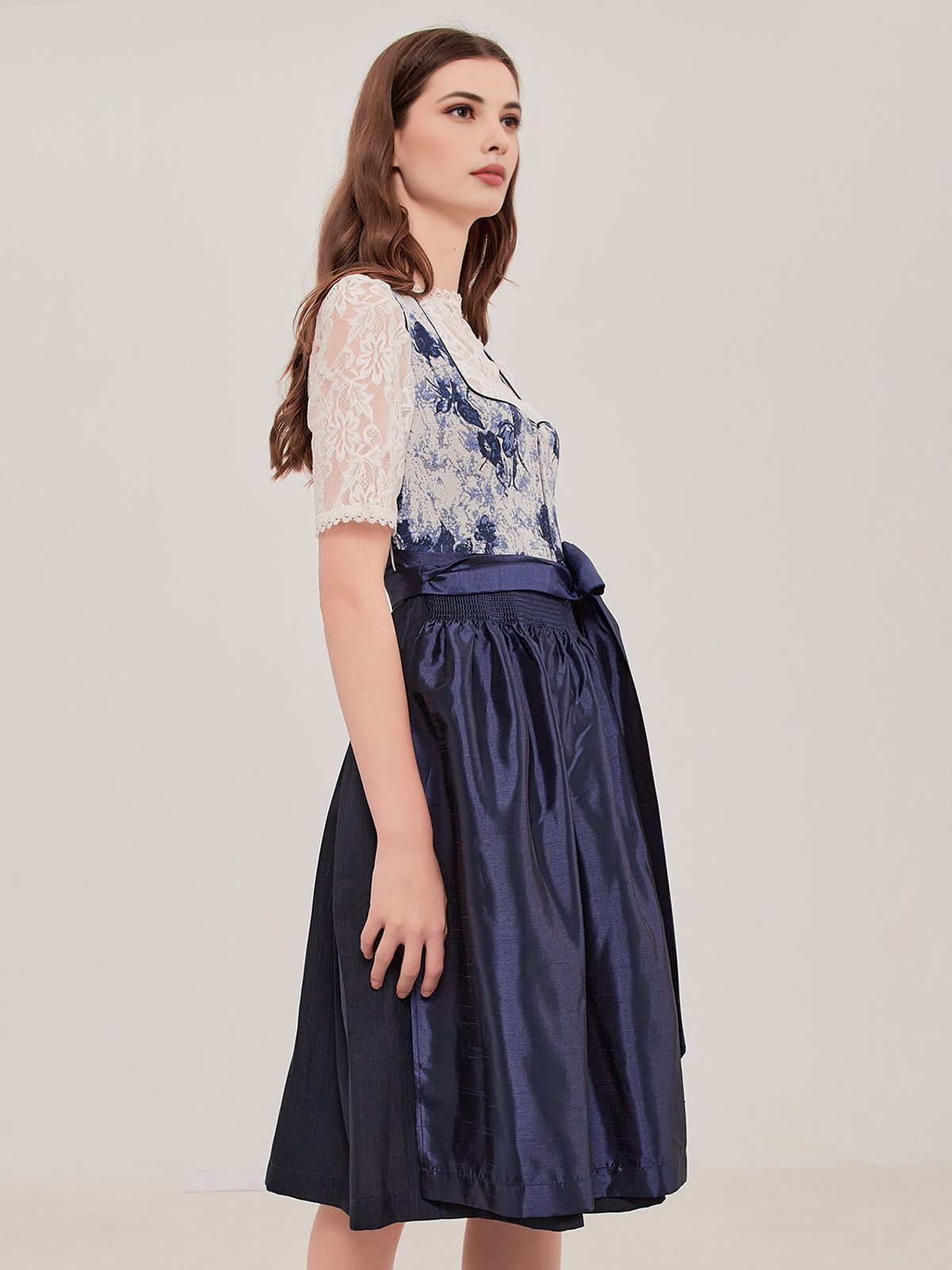Dirndl in Samt Schwarz