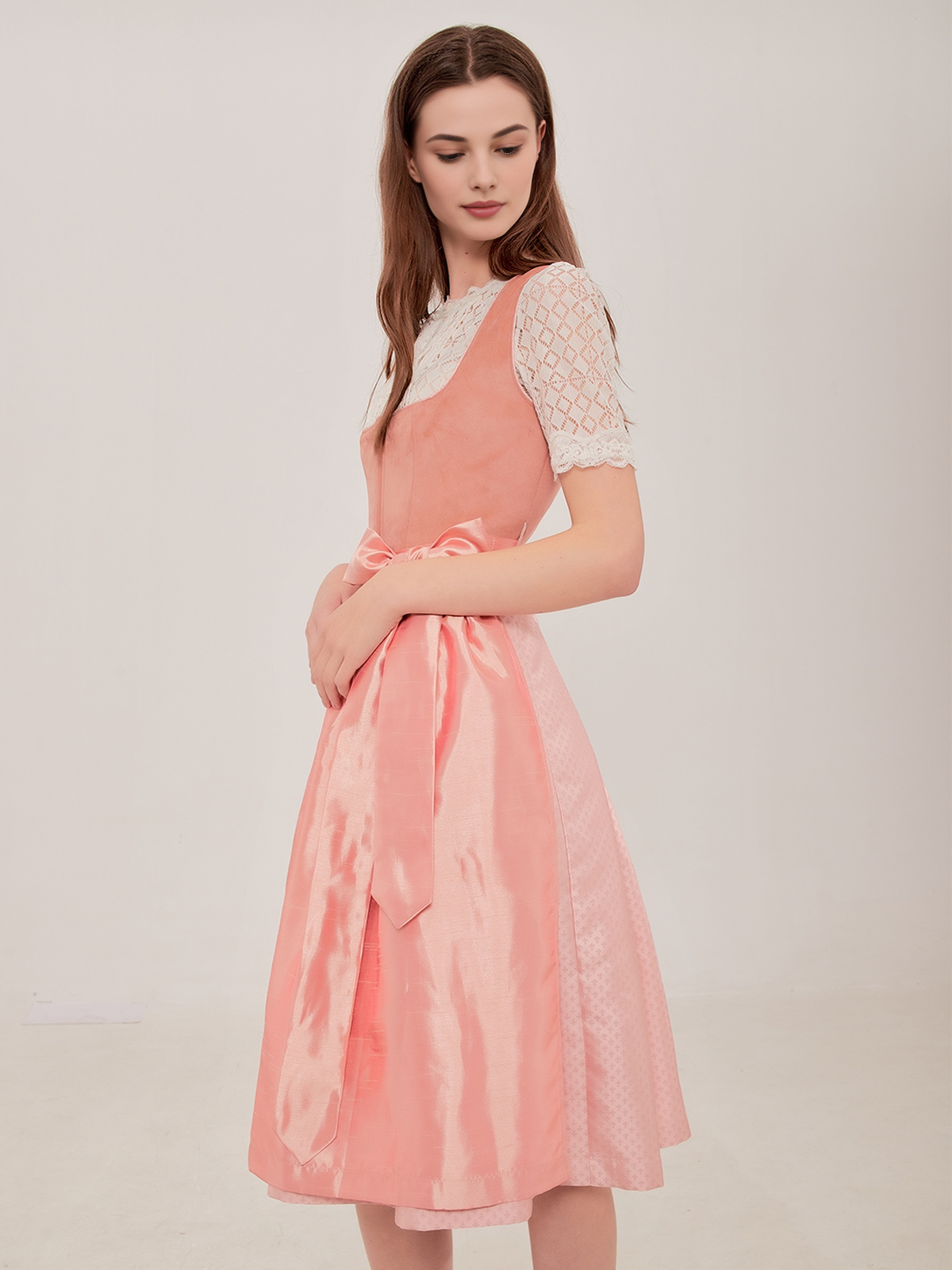 Traditionelles Dirndl in Rosa