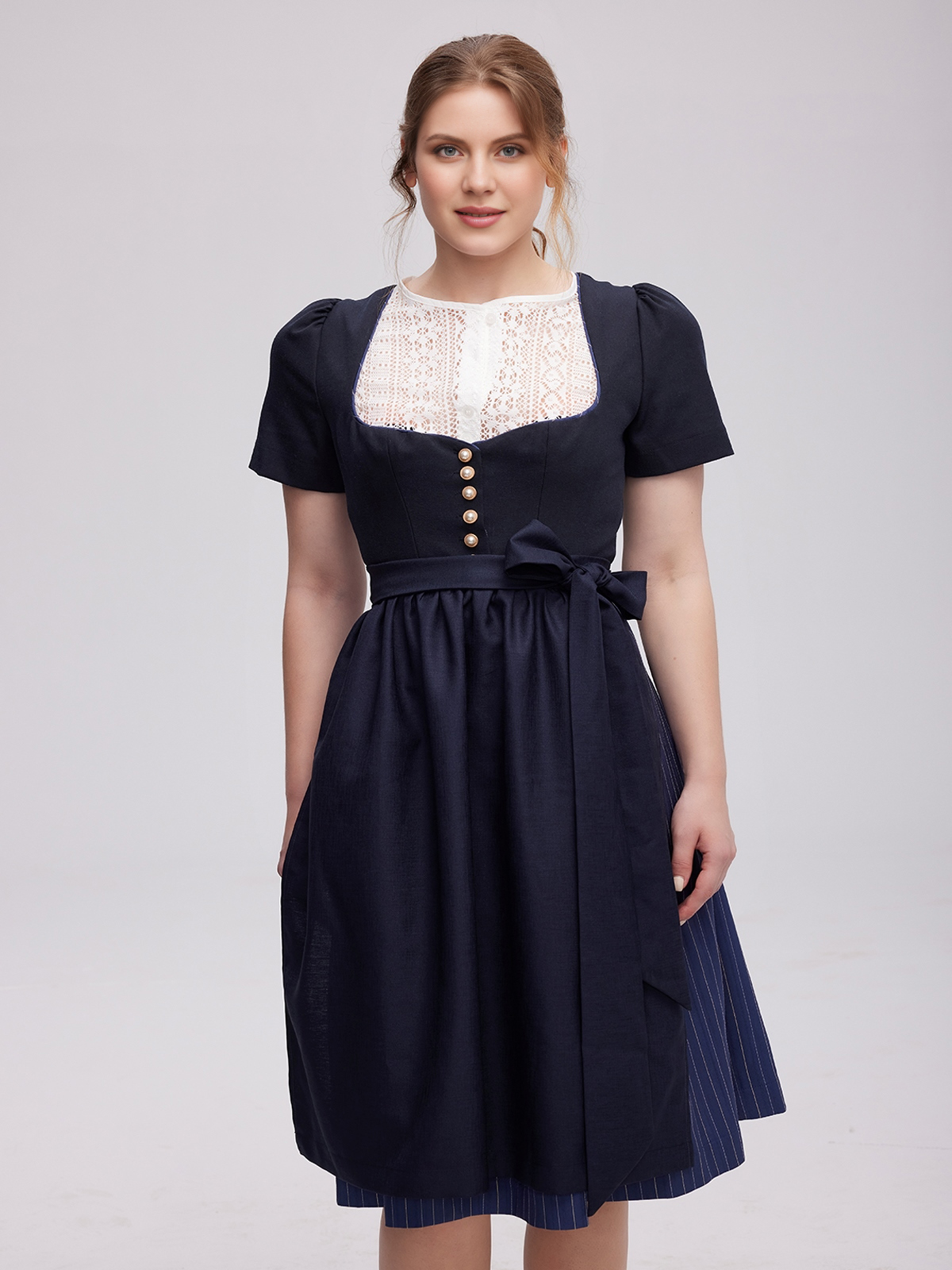 Grüne Dirndl mit blauen Akzenten