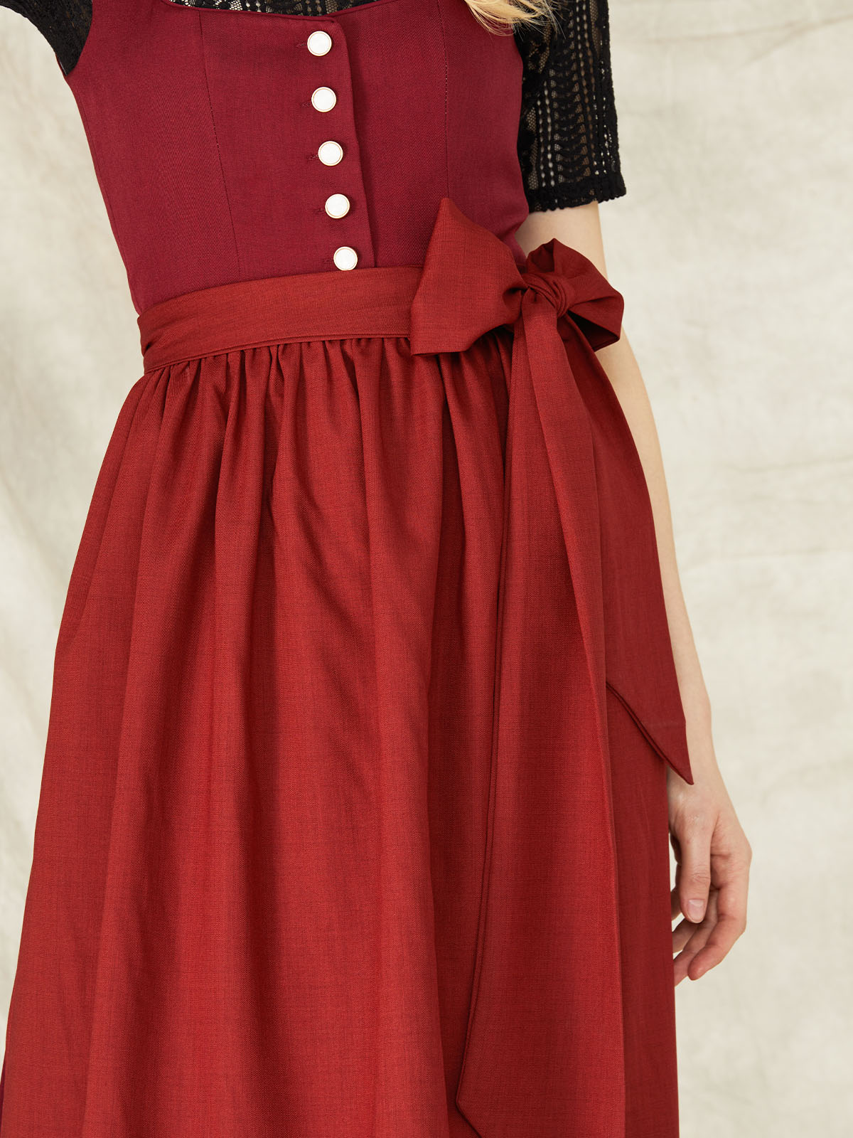 Braunes Dirndl mit traditioneller Schürze