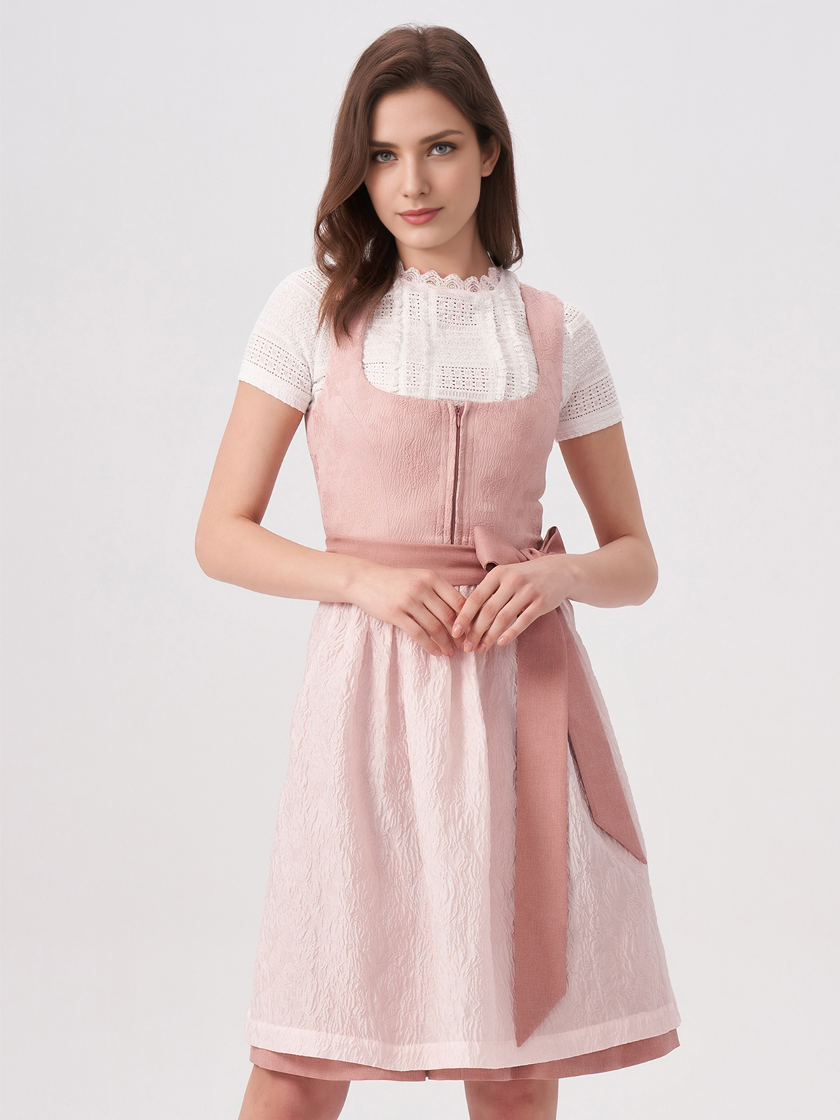 Rot-grünes Dirndl mit floralen Details
