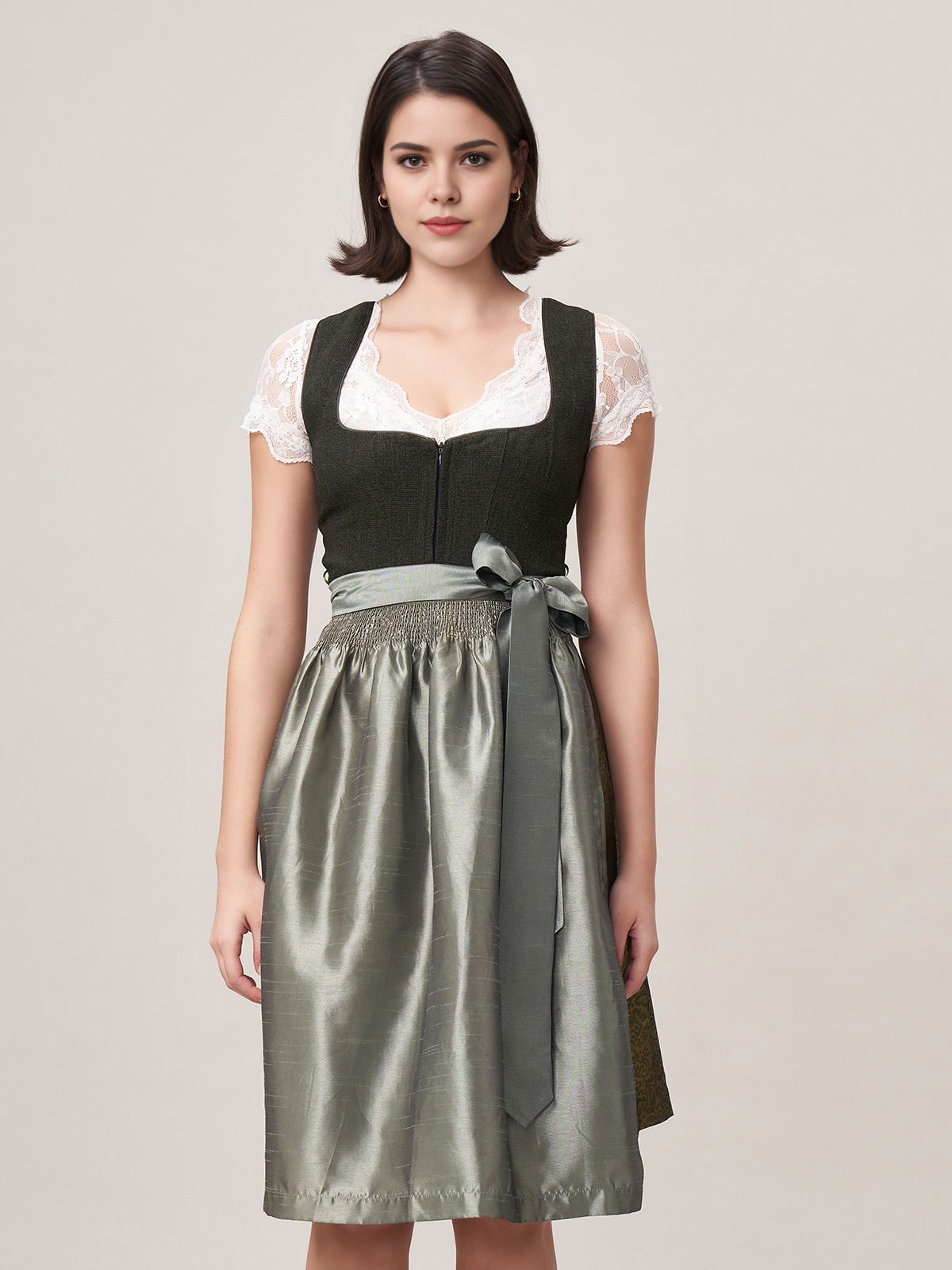 Dirndl in Grün mit floralen Details