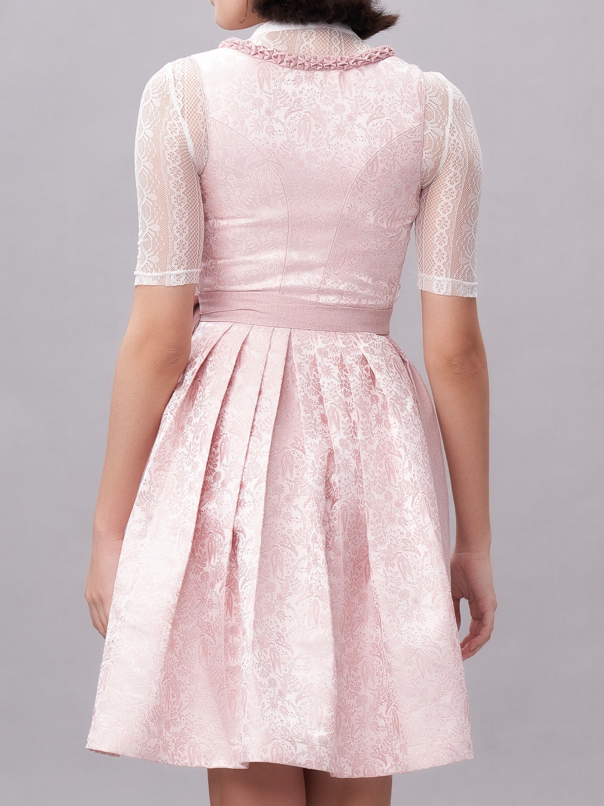 Modernes Dirndl in Rosa mit eleganter Taillenbetonung