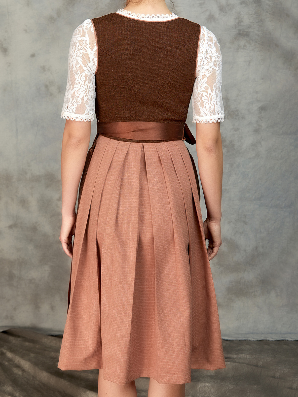 Graues Dirndl mit rustikalem Charme