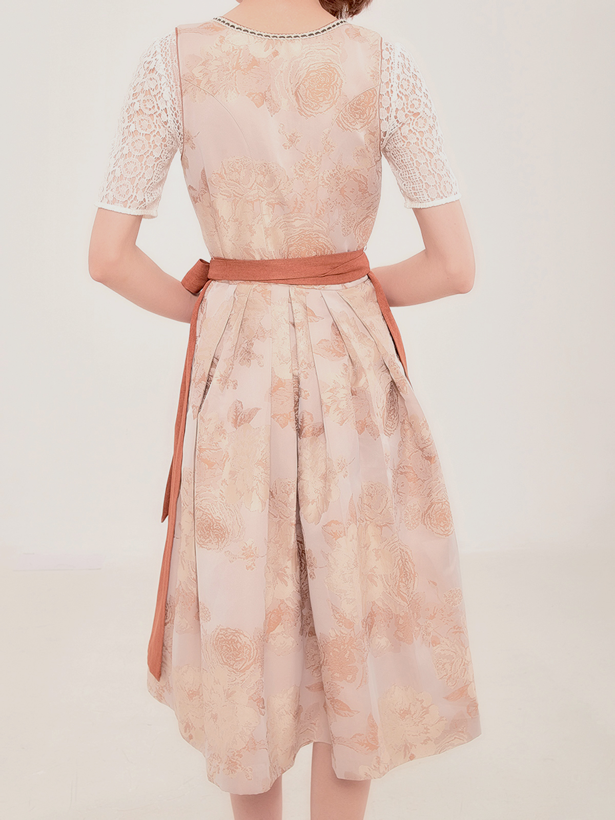 Modernes Dirndl in Braun – perfekt für den urbanen Stil