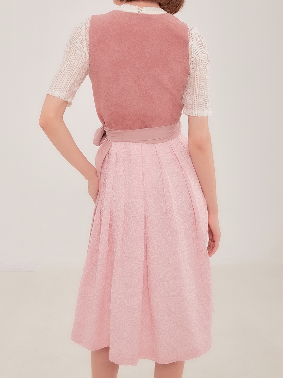 Dirndl in Rosa mit modernen Accessoires