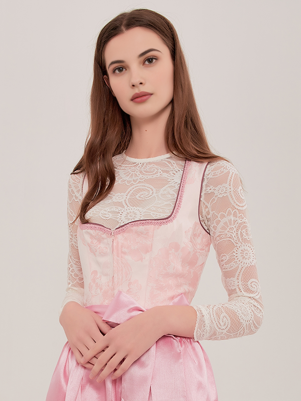 Stilvolles oranges Dirndl mit traditionellen Elementen