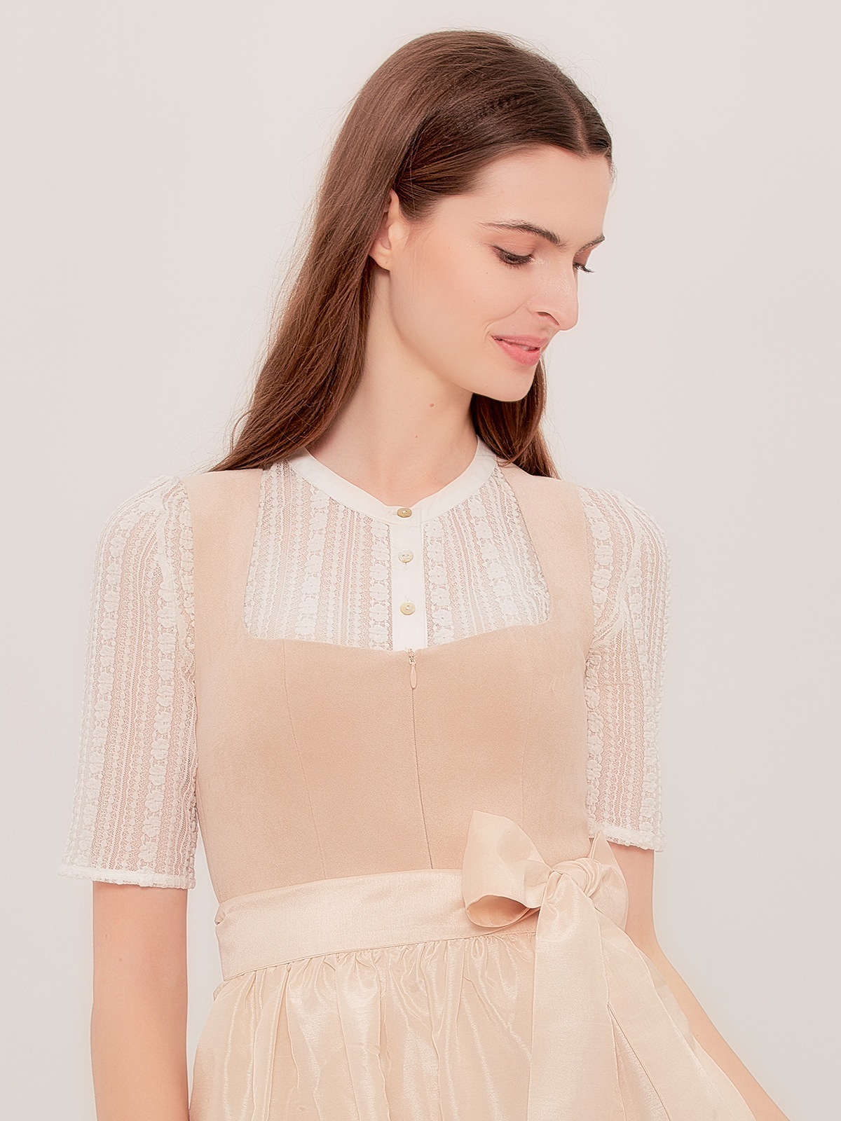 Dirndl jugendlich in Beige – feminin und modern