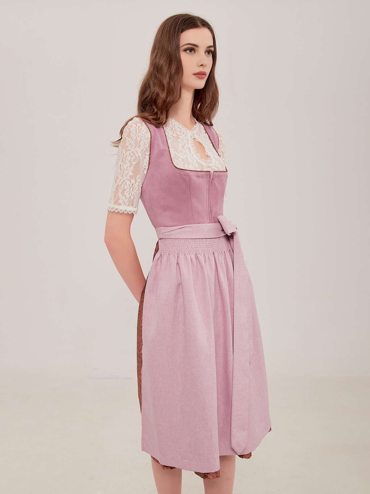 Schwarzes Dirndl Midi in eleganter Ausführung
