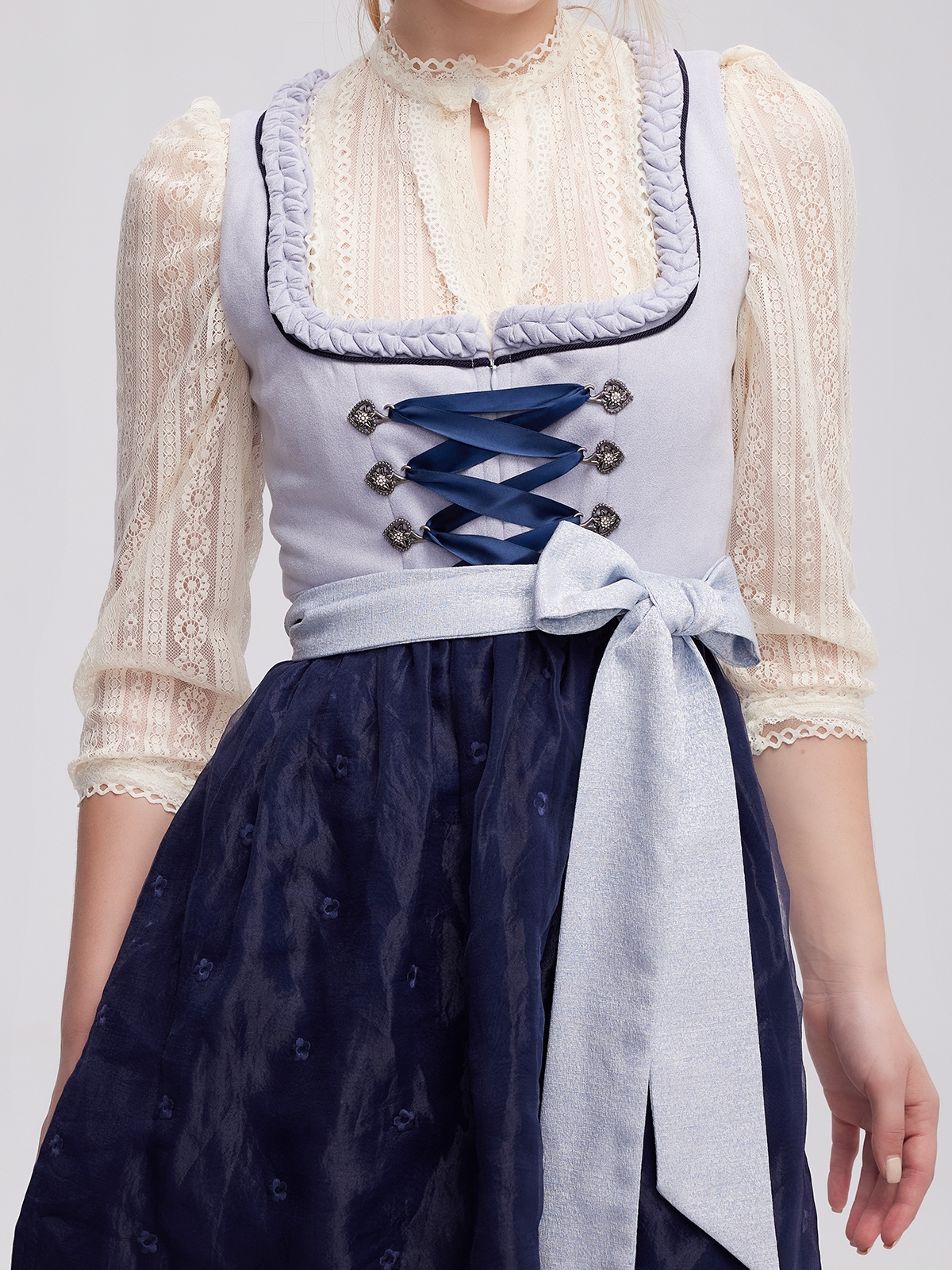 Dirndl Blau Schwarz – zeitlos und elegant