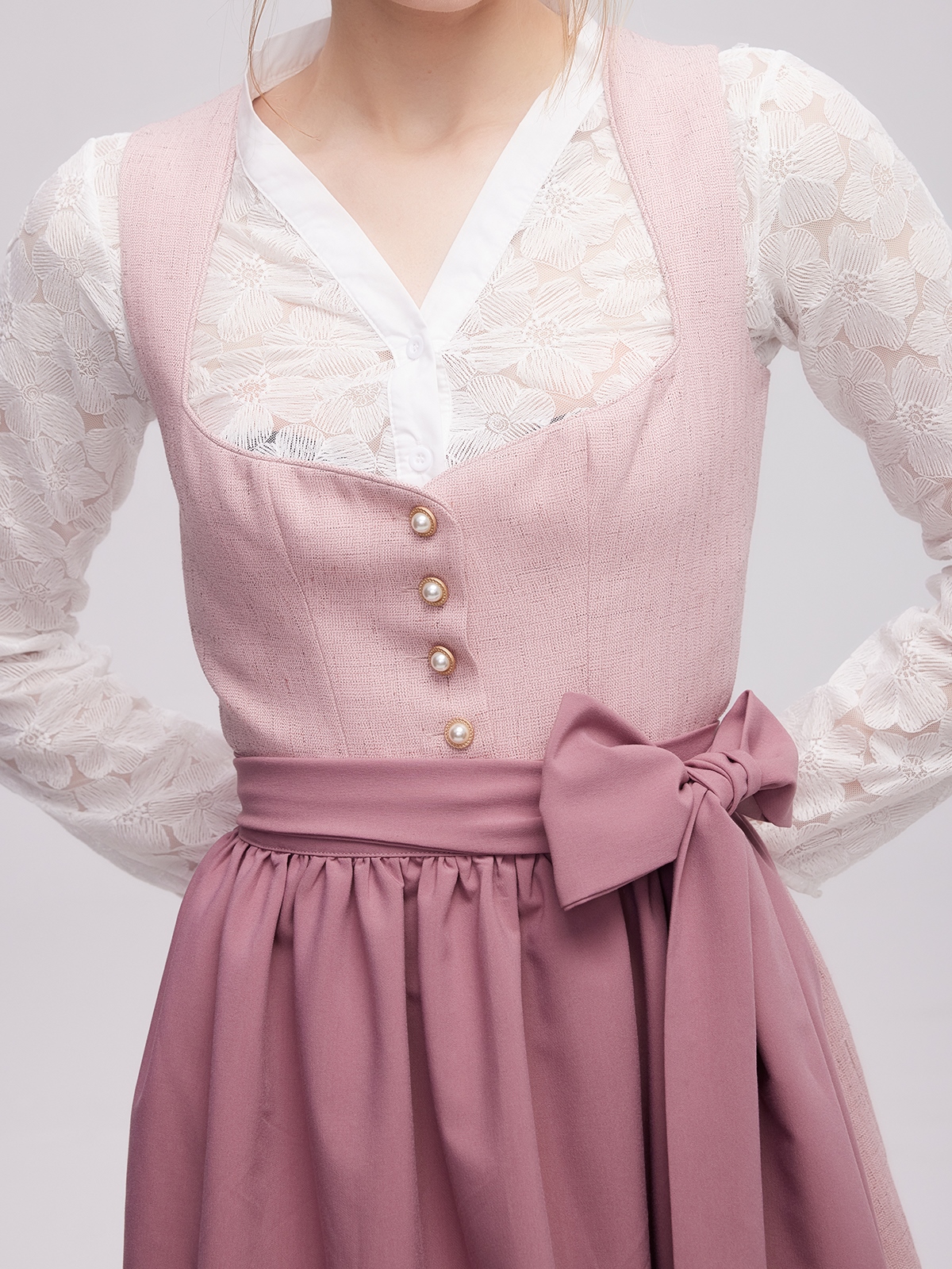 Elegantes weißes Dirndl mit rosa Details