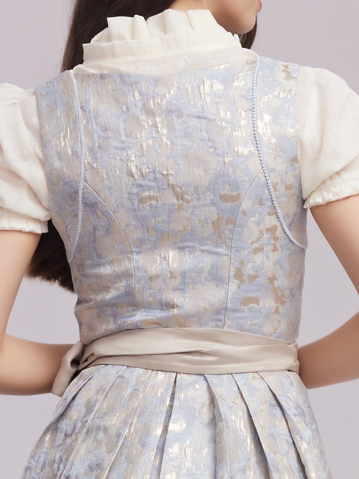 Dirndl in Blau mit floralen Details